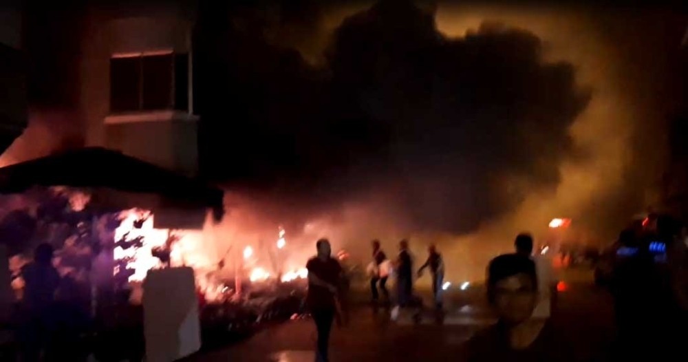 Bursa’da korku dolu saatler…Çiçekçi dükkanı alevlere teslim oldu Bursa’da korku dolu saatler…Çiçekçi dükkanı alevlere teslim oldu