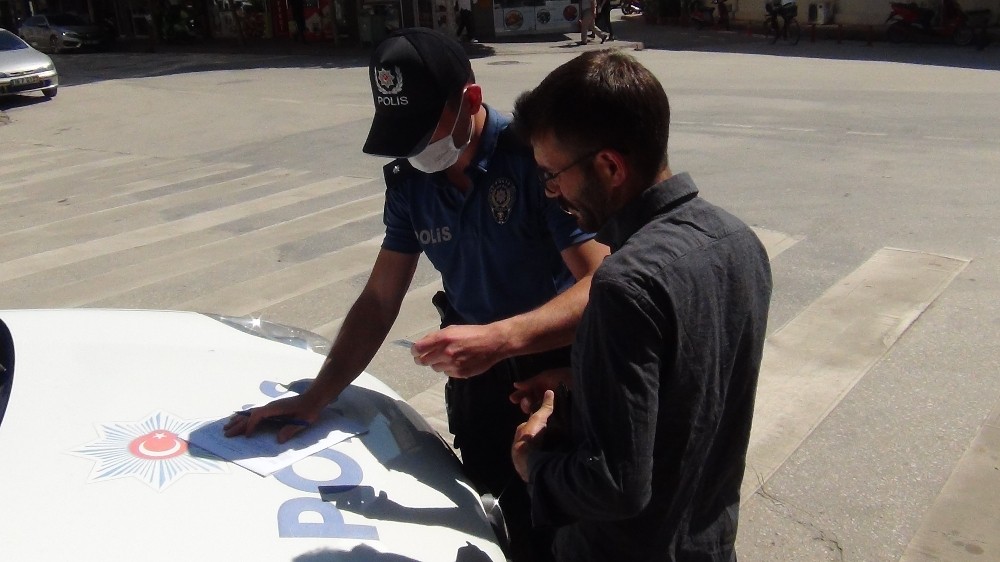 Bursa’da maske takmayanlara ceza yağdı Bursa’da maske takmayanlara ceza yağdı