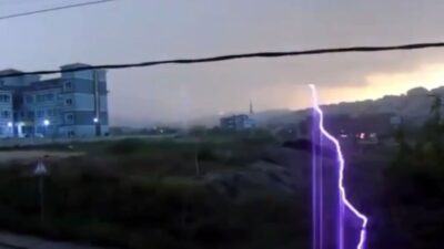 Bursa’da yıldırımın düşme anı kamerada