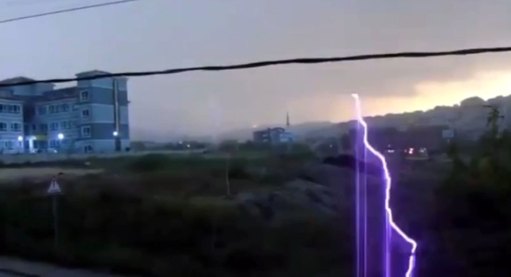 Bursa’da yıldırımın düşme anı kamerada Bursa’da yıldırımın düşme anı kamerada