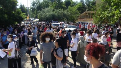 Bursa’da YKS sınavında sosyal mesafe hiçe sayıldı