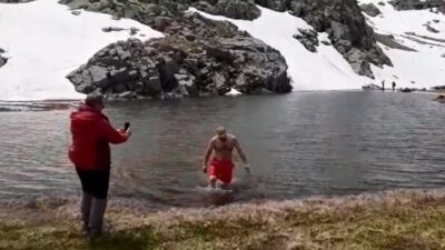 Bursalı doğasever 2 bin 200 metrede doğal havuzda serinledi