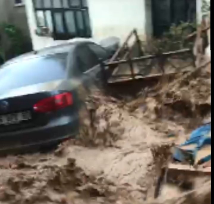 Bursa’da dehşet anları… Sel ne varsa alıp götürdü…