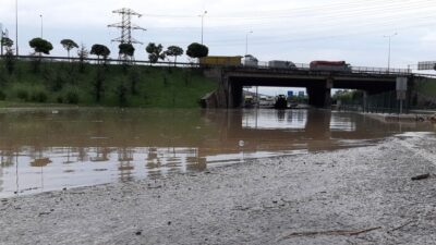 Sağanak bir anda bastırdı! Karayolu ulaşıma kapandı