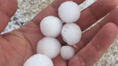 Görüntüler Keles’ten… Gökten taş büyüklüğünde indiler…