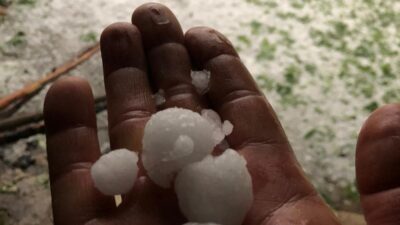 Görüntüler Keles’ten… Gökten taş büyüklüğünde indiler…