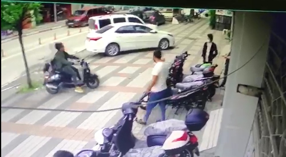 Duvara çarpan motosikletli kadın yaralandı Duvara çarpan motosikletli kadın yaralandı