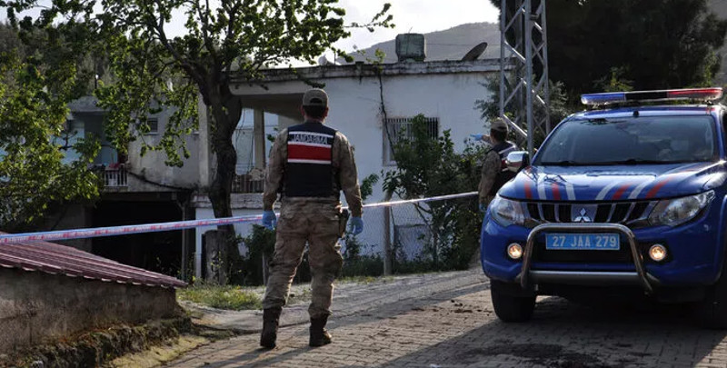 Ailesine yardım için geldi, onlarca kişi karantinada