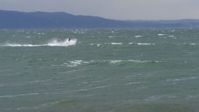 Gemileri bile sürükleyen fırtınada jet ski ile dalgalara meydan okudu