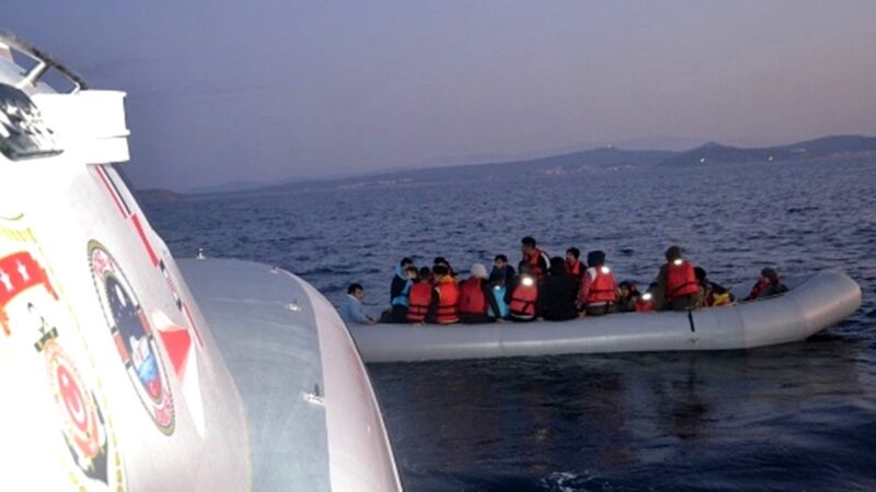 Ayvalık’ta göçmen hareketliliği… 39 kişiyi taşıyan bot… Balıkesir'in Ayvalık ilçesi açıklarında sığınmacıları taşıyan bot battı. Bottaki kişilerden