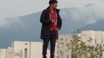 Bursa’da hareketli saatler… Binanın çatısına çıktı…