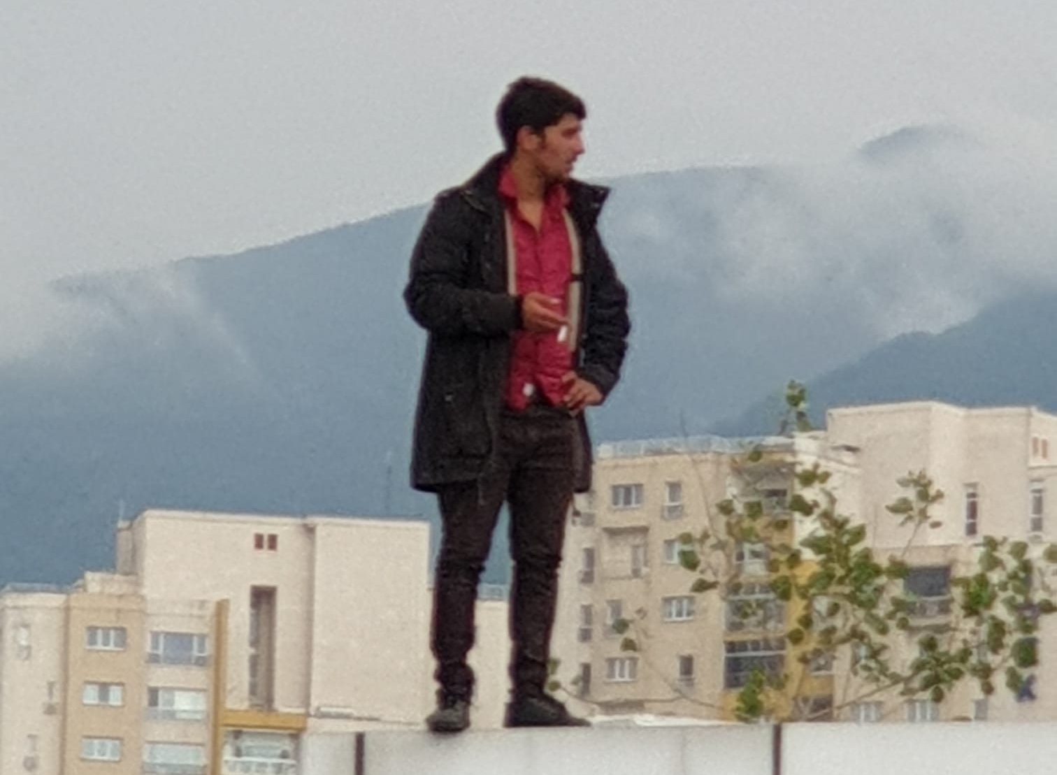 Bursa’da hareketli saatler… Binanın çatısına çıktı…