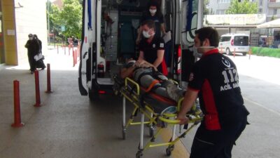 İnşaat işçisinin başına kalıp tahtası düştü