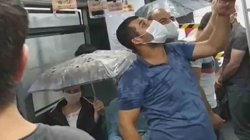 İlginç görüntü! Yolcular şemsiyeyle korundular