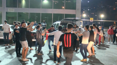 Pes dedirten görüntü… Ne maske var, ne de sosyal mesafe!