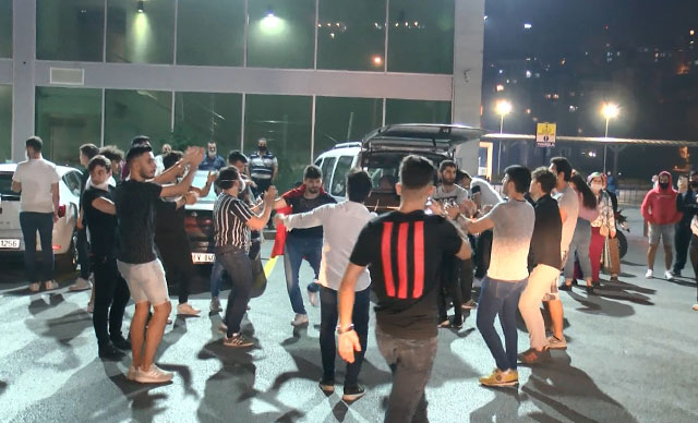 Pes dedirten görüntü… Ne maske var, ne de sosyal mesafe!