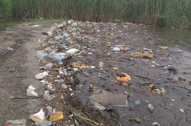 Görüntüler İznik Gölü’nden… Sel felaketi çöplüğe çevirdi