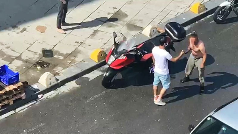 Korku dolu anlar! Elinde satırla yol ortasında…