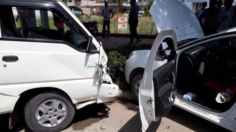 Bursa’da feci kaza! Yaralılar var… Bursa’nın Yenişehir ilçesinde kamyonetle otomobilin çarpışması sonucu 7 kişi yaralandı.
