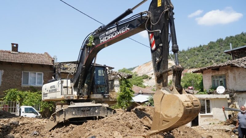 Kestel Belediyesi sel bölgesinde yaraları sarmak için çalışıyor Kestel Belediye Başkanı Önder Tanır, sel felaketinin yaşandığı bölgelerde yaraları