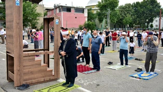 Taşınabilir minber üzerinden cuma hutbesi