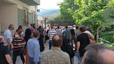 Sınav telaşı sosyal mesafeyi unutturdu… Görüntüler Bursa’dan…