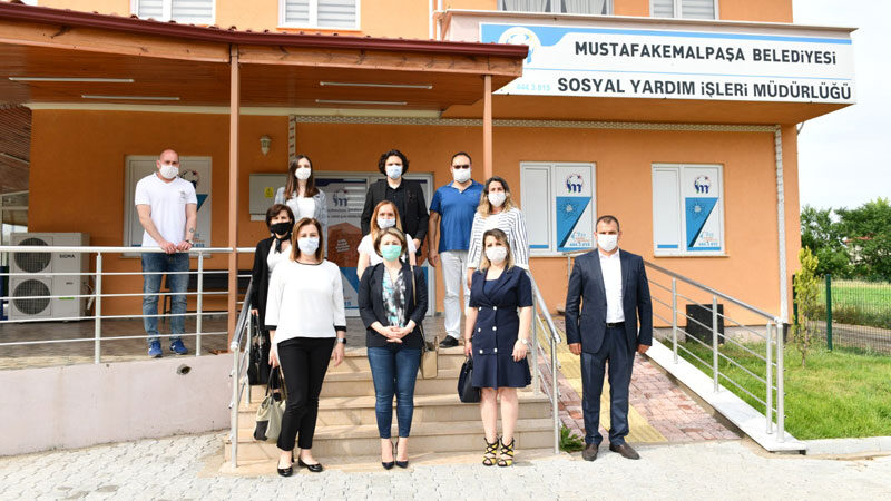 Mustafakemalpaşa Belediyesi ihtiyaç sahiplerine 15 ton gıda dağıtacak Mustafakemalpaşa Belediyesi, ihtiyaç sahiplerine rekor yardımda bulunacak.