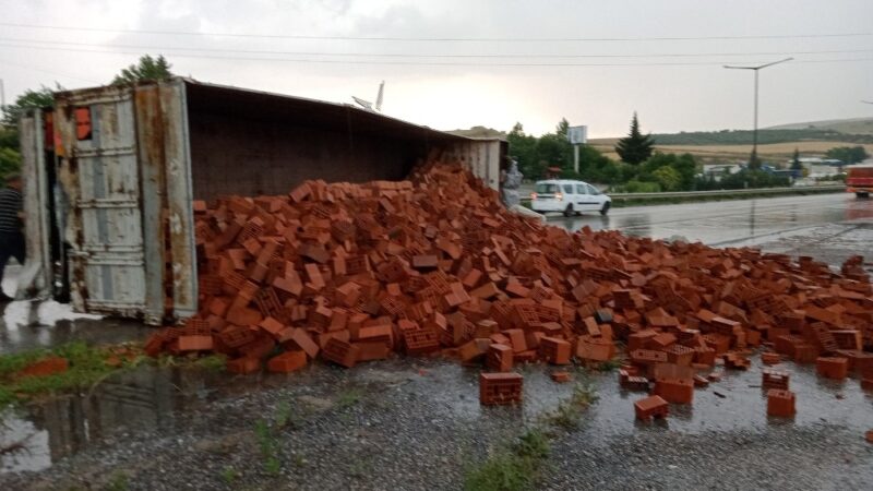 Önce çarptı, sonra metrelerce sürükledi Bursa’nın Mustafakemalpaşa ilçesindeki bir TIR, çarptığı aracı metrelerce sürükleyerek devrildi.