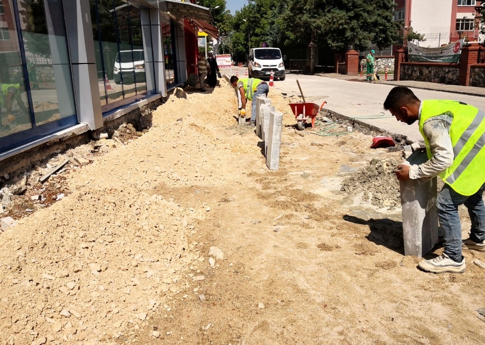 Osmangazi’de kaldırımlar düzenleniyor