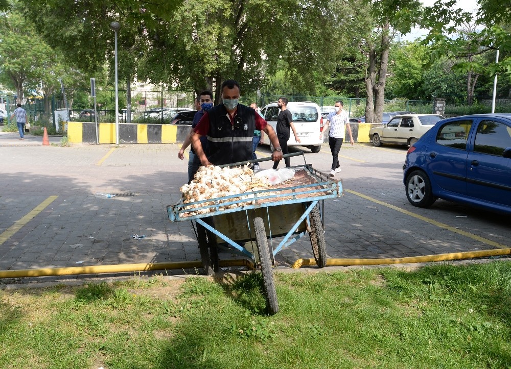 Osmangazi’de kaldırımlar yayalara kaldı