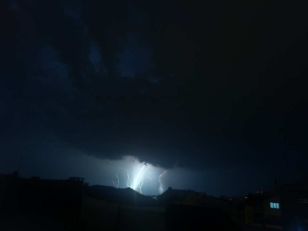 Bursa’da geceyi yıldırım ve şimşekler aydınlattı