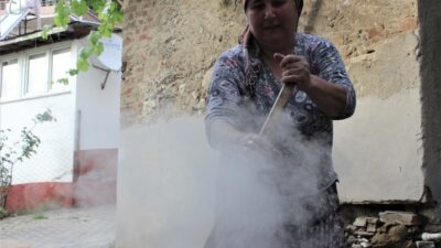 Bursa’da güneşin altında iki gün ateş başında bekleyip doğal pekmez yapıyorlar
