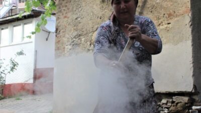 Bursa’da güneşin altında iki gün ateş başında bekleyip doğal pekmez yapıyorlar