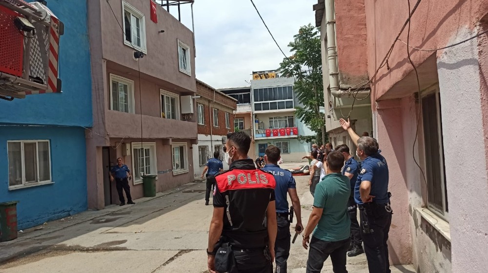 Bursa’da çatılarda gezen bıçaklı şahıs, mahalleye kabusu yaşattı