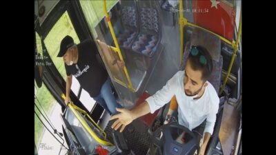 Bursa’da otobüste zor anlar! ‘Böyle bir olayla ilk defa karşılaştım’ Zamanla yarış kamerada…