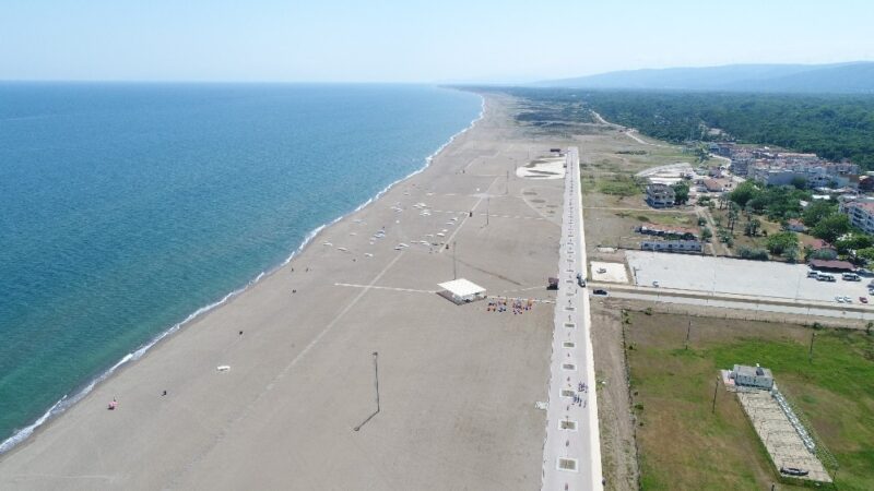 Türkiye’nin en uzun sahilinde sosyal mesafe hazırlıkları tamamlandı 23 kilometre uzunluğu ile Türkiye’nin en uzun doğal plajı Karacabey