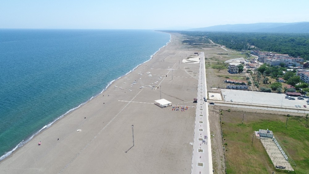 Türkiye’nin en uzun sahilinde sosyal mesafe hazırlıkları tamamlandı Türkiye’nin en uzun sahilinde sosyal mesafe hazırlıkları tamamlandı
