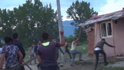 Polisi şehit edip 2 kardeşi öldüren zanlının evini böyle taşladılar