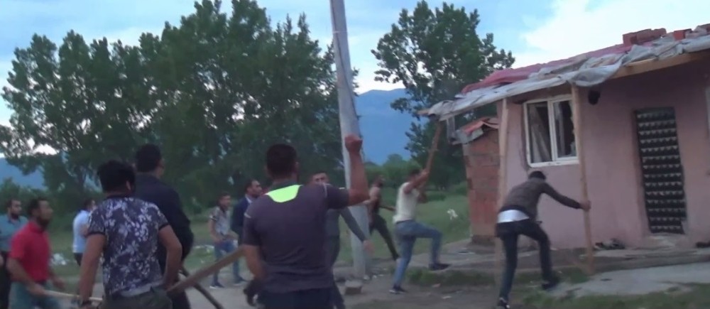 Polisi şehit edip 2 kardeşi öldüren zanlının evini böyle taşladılar Polisi şehit edip 2 kardeşi öldüren zanlının evini böyle taşladılar