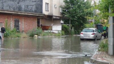 Bursa’da sağanak yağmur hayatı felç etti