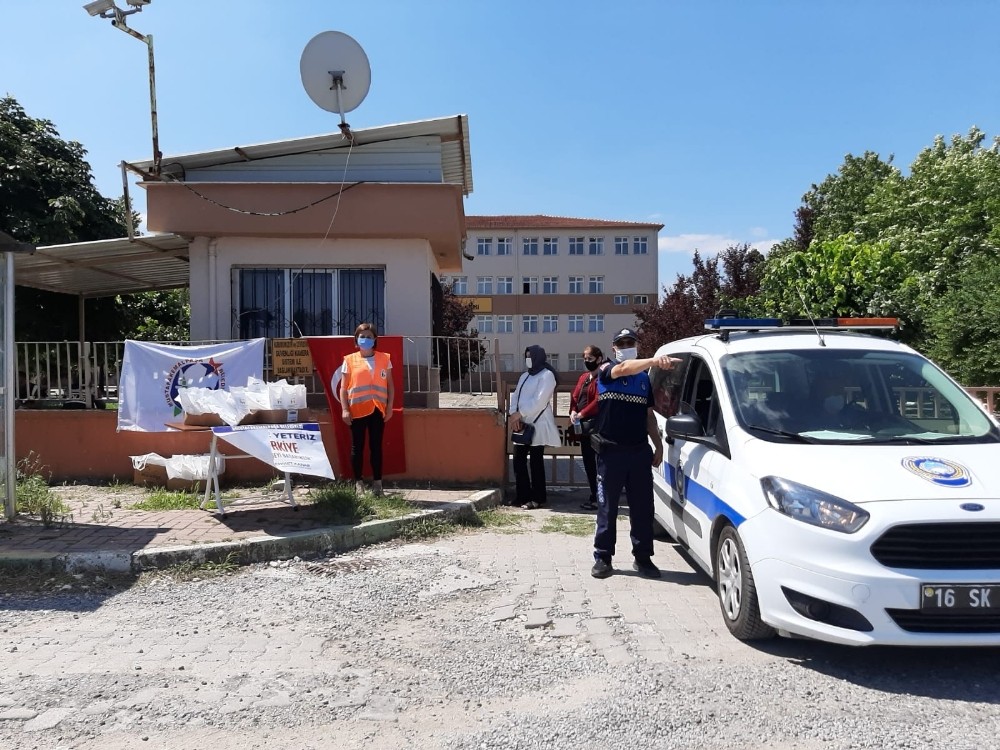 Bursa’da sınava geç kalan öğrencileri dakikalar kala zabıta yetiştirdi