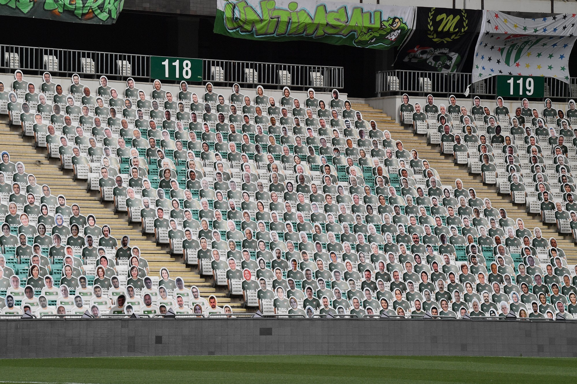 Osmangazi’den Timsah’a tam destek… Tribündeki yerini aldı…