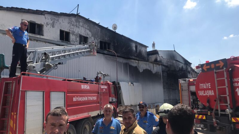 Bursa’da korkutan yangın… Bursa'da geri dönüşüm fabrikasında çıkan yangın itfaiye ekiplerinin müdahalesi sonucu