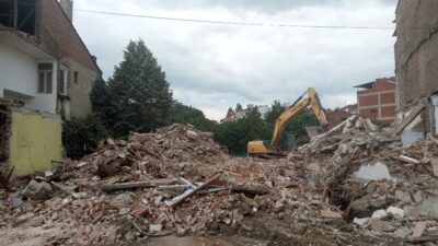 Yenişehir’de metruk binalar yıkılıyor