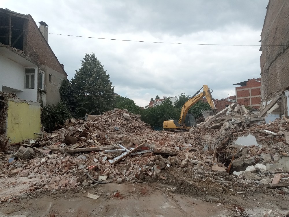 Yenişehir’de metruk binalar yıkılıyor