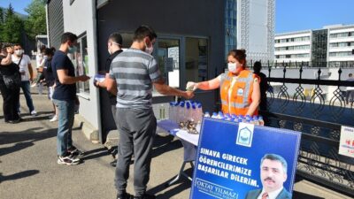 Yıldırım Belediyesi sınava gireceklere kolonya ve şeker dağıttı