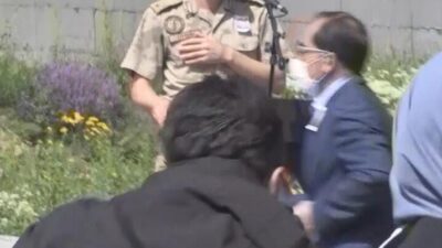 Cenazede depreme yakalandılar