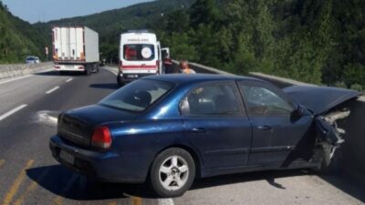 İnegöl’de otomobil bariyerlere çarptı: 2 yaralı