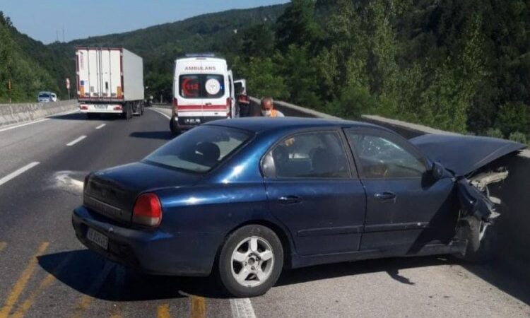  Bursa'nın İnegöl ilçesinde kontrolden çıkan otomobilin bariyerlere çarpması sonucu 2
