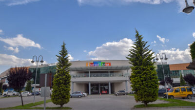 İnegöl AVM misafirlerini açık havada bayram alışverişine bekliyor